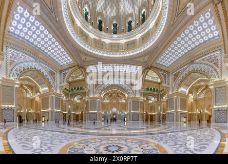 Ein Bild der üppigen Großen Halle des Qasr Al Watan Präsidentenpalastes. Stockfoto
