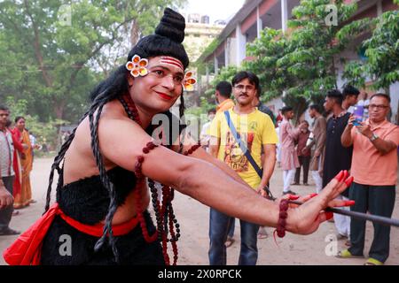 Dhaka, Bangladesch. April 2024. 13. April 2024 – Dhaka, Bangladesch – Ein Mann, der wie Shiva verkleidet ist, tanzt zusammen mit Gläubigen während eines Hundu-Rituals namens Charak Puja im alten Dhaka, Bangladesch. (Kreditbild: © Suvra Kanti das/ZUMA Press Wire) NUR REDAKTIONELLE VERWENDUNG! Nicht für kommerzielle ZWECKE! Stockfoto