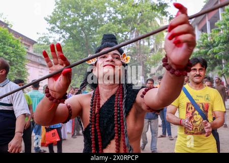 Dhaka, Bangladesch. April 2024. 13. April 2024 – Dhaka, Bangladesch – Ein Mann, der wie Shiva verkleidet ist, tanzt zusammen mit Gläubigen während eines Hundu-Rituals namens Charak Puja im alten Dhaka, Bangladesch. (Kreditbild: © Suvra Kanti das/ZUMA Press Wire) NUR REDAKTIONELLE VERWENDUNG! Nicht für kommerzielle ZWECKE! Stockfoto