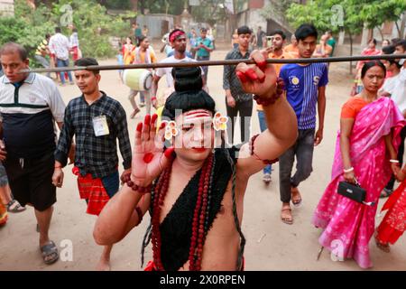 Dhaka, Bangladesch. April 2024. 13. April 2024 – Dhaka, Bangladesch – Ein Mann, der wie Shiva verkleidet ist, tanzt zusammen mit Gläubigen während eines Hundu-Rituals namens Charak Puja im alten Dhaka, Bangladesch. (Kreditbild: © Suvra Kanti das/ZUMA Press Wire) NUR REDAKTIONELLE VERWENDUNG! Nicht für kommerzielle ZWECKE! Stockfoto