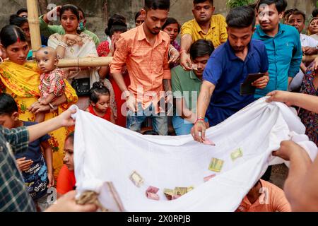 Dhaka, Bangladesch. April 2024. 13. April 2024 - Dhaka, Bangladesch - Bangladesch - die Hindu spenden Geld, wenn sie an einer rituellen Aktivität namens Charak Puja im alten Dhaka, Bangladesch, teilnehmen. (Kreditbild: © Suvra Kanti das/ZUMA Press Wire) NUR REDAKTIONELLE VERWENDUNG! Nicht für kommerzielle ZWECKE! Stockfoto