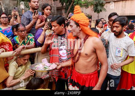 Dhaka, Bangladesch. April 2024. 13. April 2024 - Dhaka, Bangladesch - Bangladesch - die Hindu spenden Geld, wenn sie an einer rituellen Aktivität namens Charak Puja im alten Dhaka, Bangladesch, teilnehmen. (Kreditbild: © Suvra Kanti das/ZUMA Press Wire) NUR REDAKTIONELLE VERWENDUNG! Nicht für kommerzielle ZWECKE! Stockfoto