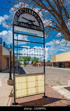 Schild „Downtown Welcome you“ auf dem Bürgersteig in der alten Main Street von Alamogordo NM Stockfoto