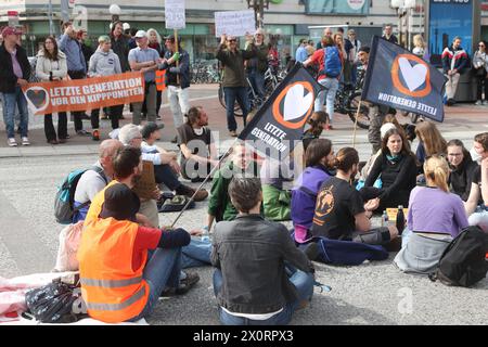 Letzte Generation blockiert Kreuzung in Hamburg Teilnehmer einer Aktion der Letzten Generation blockieren eine Kreuzung am Bahnhof Altona in Hamburg. Die Polizei löste die Besetzung der Kreuzung auf und nahm die meisten Teilnehmer in Gewahrsam. Hamburg Hamburg Deutschland *** Last Generation Blöcke Kreuzung in Hamburg Teilnehmer in Last Generation Action Block eine Kreuzung am Bahnhof Altona in Hamburg Polizei brach die Besetzung der Kreuzung auf und nahm die meisten Teilnehmer in Haft Hamburg Deutschland Stockfoto