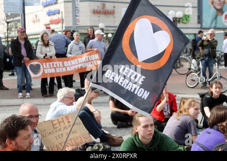 Letzte Generation blockiert Kreuzung in Hamburg Teilnehmer einer Aktion der Letzten Generation blockieren eine Kreuzung am Bahnhof Altona in Hamburg. Die Polizei löste die Besetzung der Kreuzung auf und nahm die meisten Teilnehmer in Gewahrsam. Hamburg Hamburg Deutschland *** Last Generation Blöcke Kreuzung in Hamburg Teilnehmer in Last Generation Action Block eine Kreuzung am Bahnhof Altona in Hamburg Polizei brach die Besetzung der Kreuzung auf und nahm die meisten Teilnehmer in Haft Hamburg Deutschland Stockfoto