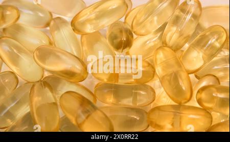 Vitaminen Omega 3 Öl in Kapseln auf weißem Hintergrund. Stockfoto