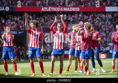 Madrid, Spanien. April 2024. Atletico Madrid Spieler (von L RO R) Cesar Azpilicueta, Axel Witsel, Rodrigo de Paul, Antoine Griezmann feiert den Sieg am Ende des Fußballspiels La Liga EA Sports zwischen Atletico Madrid und Girona FC im Estadio Civitas Metropolitano am 13. April 2024 in Madrid. Quelle: Unabhängige Fotoagentur/Alamy Live News Stockfoto