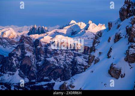 Die schneebedeckten Gipfel der Geißler-Gruppe, im Winter von alpiner Dolomitenlandschaft umgeben, vom Mt. Lagazuoi bei Sonnenaufgang. Cortina dAmpezzo Ven Stockfoto