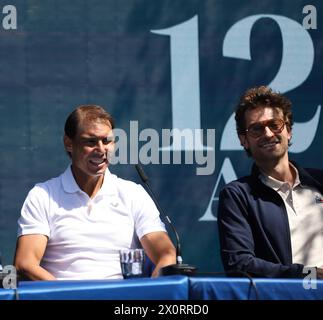 Sabadell, Barcelona, Spanien. April 2024. Barcelona Spanien 13.04.2024 Rafa Nadal (Spanien) und Peter Vives (Schauspieler) schauen während des ersten Tages der Barcelona Open Banc Sabadell Godo am 13. April 2024 in Barcelona. (Kreditbild: © Xavi Urgeles/ZUMA Press Wire) NUR REDAKTIONELLE VERWENDUNG! Nicht für kommerzielle ZWECKE! Stockfoto