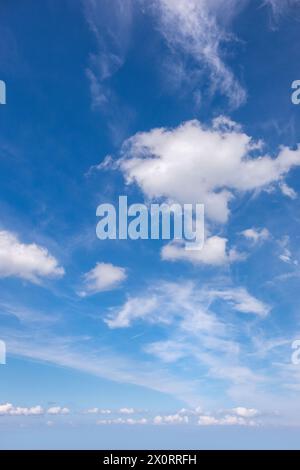 Blauer Himmel voller flauschiger Wolken Stockfoto