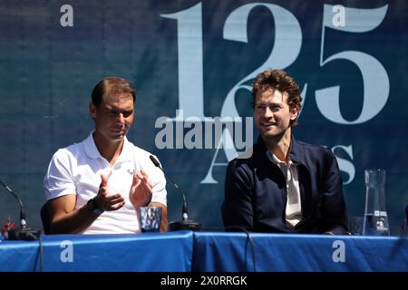 Sabadell, Barcelona, Spanien. April 2024. Barcelona Spanien 13.04.2024 Rafa Nadal (Spanien) und Peter Vives (Schauspieler) schauen während des ersten Tages der Barcelona Open Banc Sabadell Godo am 13. April 2024 in Barcelona. (Kreditbild: © Xavi Urgeles/ZUMA Press Wire) NUR REDAKTIONELLE VERWENDUNG! Nicht für kommerzielle ZWECKE! Stockfoto