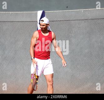 Sabadell, Barcelona, Spanien. April 2024. Barcelona Spanien 13.04.2024 Rafa Nadal (Spanien) gibt Gesten im Freundschaftsspiel zwischen Rafa Nadal (Spanien) und Andrey Rublev (Russland) am 1. Tag des Barcelona Open Banc Sabadell Godo am 13. April 2024 in Barcelona. (Kreditbild: © Xavi Urgeles/ZUMA Press Wire) NUR REDAKTIONELLE VERWENDUNG! Nicht für kommerzielle ZWECKE! Stockfoto