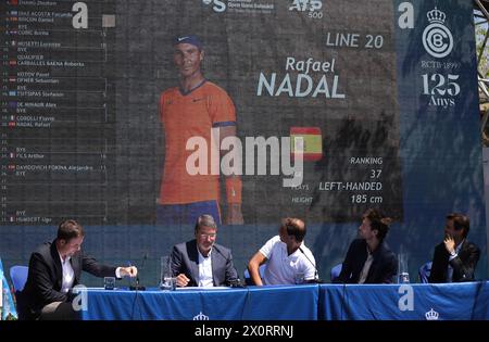 Sabadell, Barcelona, Spanien. April 2024. Barcelona Spanien 13.04.2024 Rafa Nadal (Spanien) blickt während des ersten Tages des Barcelona Open Banc Sabadell Godo am 13. April 2024 in Barcelona. (Kreditbild: © Xavi Urgeles/ZUMA Press Wire) NUR REDAKTIONELLE VERWENDUNG! Nicht für kommerzielle ZWECKE! Stockfoto