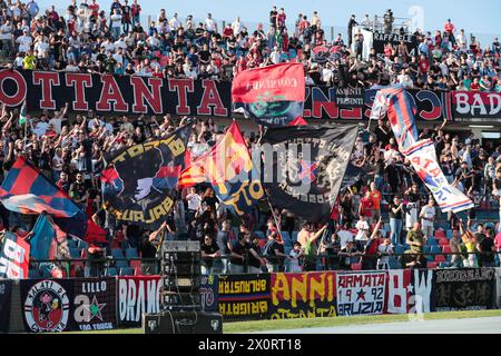 Cosenza, Italien. April 2024. Cosenza Calcio Fans beim italienischen Fußballspiel der Serie BKT Cosenza Calcio - Palermo F.C. im San Vito - Gigi Marulla Stadium, Cosenza, Italien, 13. April 2024 Credit: Independent Photo Agency/Alamy Live News Stockfoto