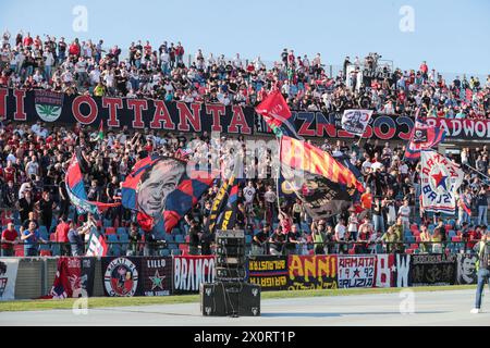 Cosenza, Italien. April 2024. Cosenza Calcio Fans beim italienischen Fußballspiel der Serie BKT Cosenza Calcio - Palermo F.C. im San Vito - Gigi Marulla Stadium, Cosenza, Italien, 13. April 2024 Credit: Independent Photo Agency/Alamy Live News Stockfoto