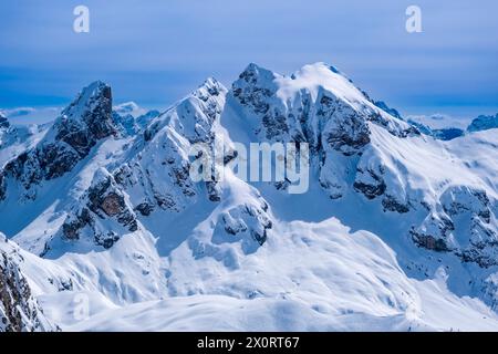 Die schneebedeckten Gipfel des Mt. Cernera-Gruppe im Winter, von Mt. Nuvolau. Cortina dAmpezzo Veneto Italien FB 2024 1000 Stockfoto