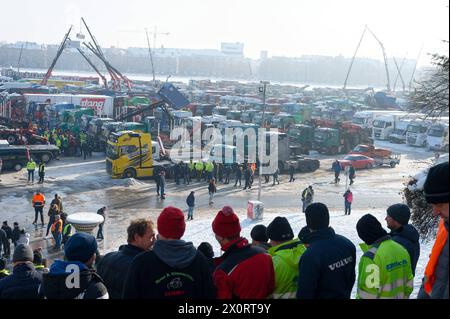 Protestaktionen im Frühjahr 2024 mit Streikaktionen der Bauen und dem Lokführerstreik in dieser Woche kommt es nun am 12.1.2023 in München zu einer weiteren Protestaktion. Der Verband bayrischer Transport- und Logistikunternehmer ruft zu einer Sternfahrt auf einer Kundgebung auf der Theresienwiese. *** Protestaktionen im Frühjahr 2024 mit Streikaktionen der Bauarbeiter und der Zugfahrerstreik in dieser Woche wird es nun in München wieder eine Protestaktion geben am 12 1 2023 ruft der Verband Bayerischer Transport- und Logistikunternehmen zu einer Kundgebung auf der Theresienwiese auf Stockfoto