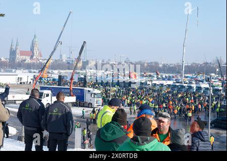 Protestaktionen im Frühjahr 2024 mit Streikaktionen der Bauen und dem Lokführerstreik in dieser Woche kommt es nun am 12.1.2023 in München zu einer weiteren Protestaktion. Der Verband bayrischer Transport- und Logistikunternehmer ruft zu einer Sternfahrt auf einer Kundgebung auf der Theresienwiese. *** Protestaktionen im Frühjahr 2024 mit Streikaktionen der Bauarbeiter und der Zugfahrerstreik in dieser Woche wird es nun in München wieder eine Protestaktion geben am 12 1 2023 ruft der Verband Bayerischer Transport- und Logistikunternehmen zu einer Kundgebung auf der Theresienwiese auf Stockfoto