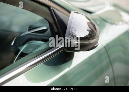 Einklappbarer Autospiegel – Nahaufnahme Stockfoto
