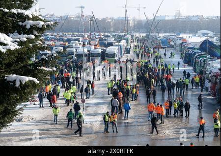 Protestaktionen im Frühjahr 2024 mit Streikaktionen der Bauen und dem Lokführerstreik in dieser Woche kommt es nun am 12.1.2023 in München zu einer weiteren Protestaktion. Der Verband bayrischer Transport- und Logistikunternehmer ruft zu einer Sternfahrt auf einer Kundgebung auf der Theresienwiese. *** Protestaktionen im Frühjahr 2024 mit Streikaktionen der Bauarbeiter und der Zugfahrerstreik in dieser Woche wird es nun in München wieder eine Protestaktion geben am 12 1 2023 ruft der Verband Bayerischer Transport- und Logistikunternehmen zu einer Kundgebung auf der Theresienwiese auf Stockfoto