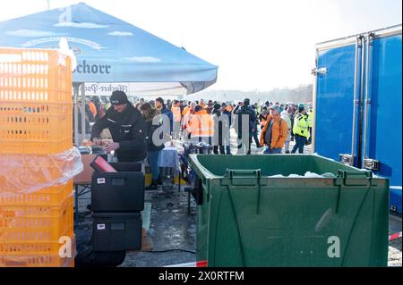 Protestaktionen im Frühjahr 2024 mit Streikaktionen der Bauen und dem Lokführerstreik in dieser Woche kommt es nun am 12.1.2023 in München zu einer weiteren Protestaktion. Der Verband bayrischer Transport- und Logistikunternehmer ruft zu einer Sternfahrt auf einer Kundgebung auf der Theresienwiese. *** Protestaktionen im Frühjahr 2024 mit Streikaktionen der Bauarbeiter und der Zugfahrerstreik in dieser Woche wird es nun in München wieder eine Protestaktion geben am 12 1 2023 ruft der Verband Bayerischer Transport- und Logistikunternehmen zu einer Kundgebung auf der Theresienwiese auf Stockfoto