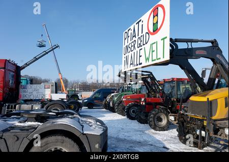 Protestaktionen im Frühjahr 2024 mit Streikaktionen der Bauen und dem Lokführerstreik in dieser Woche kommt es nun am 12.1.2023 in München zu einer weiteren Protestaktion. Der Verband bayrischer Transport- und Logistikunternehmer ruft zu einer Sternfahrt auf einer Kundgebung auf der Theresienwiese. *** Protestaktionen im Frühjahr 2024 mit Streikaktionen der Bauarbeiter und der Zugfahrerstreik in dieser Woche wird es nun in München wieder eine Protestaktion geben am 12 1 2023 ruft der Verband Bayerischer Transport- und Logistikunternehmen zu einer Kundgebung auf der Theresienwiese auf Stockfoto