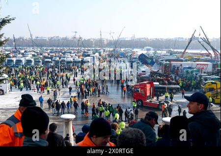 Protestaktionen im Frühjahr 2024 mit Streikaktionen der Bauen und dem Lokführerstreik in dieser Woche kommt es nun am 12.1.2023 in München zu einer weiteren Protestaktion. Der Verband bayrischer Transport- und Logistikunternehmer ruft zu einer Sternfahrt auf einer Kundgebung auf der Theresienwiese. *** Protestaktionen im Frühjahr 2024 mit Streikaktionen der Bauarbeiter und der Zugfahrerstreik in dieser Woche wird es nun in München wieder eine Protestaktion geben am 12 1 2023 ruft der Verband Bayerischer Transport- und Logistikunternehmen zu einer Kundgebung auf der Theresienwiese auf Stockfoto