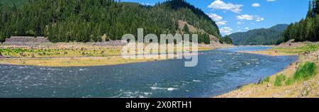 Panorama des Middle Fork Willamette River, der zwischen den Bergen im Willamette National Forest in Oregon, USA fließt Stockfoto