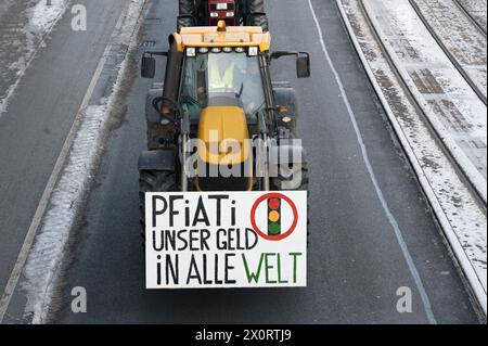 Protestaktionen im Frühjahr 2024 mit Streikaktionen der Bauen und dem Lokführerstreik in dieser Woche kommt es nun am 12.1.2023 in München zu einer weiteren Protestaktion. Der Verband bayrischer Transport- und Logistikunternehmer ruft zu einer Sternfahrt auf einer Kundgebung auf der Theresienwiese. *** Protestaktionen im Frühjahr 2024 mit Streikaktionen der Bauarbeiter und der Zugfahrerstreik in dieser Woche wird es nun in München wieder eine Protestaktion geben am 12 1 2023 ruft der Verband Bayerischer Transport- und Logistikunternehmen zu einer Kundgebung auf der Theresienwiese auf Stockfoto