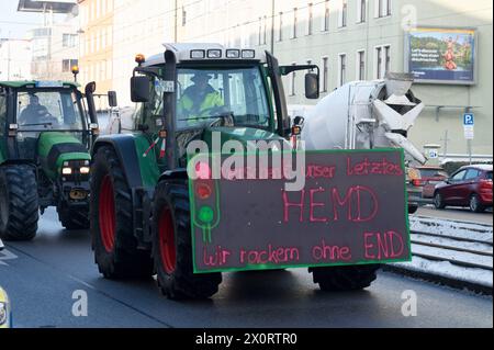 Protestaktionen im Frühjahr 2024 mit Streikaktionen der Bauen und dem Lokführerstreik in dieser Woche kommt es nun am 12.1.2023 in München zu einer weiteren Protestaktion. Der Verband bayrischer Transport- und Logistikunternehmer ruft zu einer Sternfahrt auf einer Kundgebung auf der Theresienwiese. *** Protestaktionen im Frühjahr 2024 mit Streikaktionen der Bauarbeiter und der Zugfahrerstreik in dieser Woche wird es nun in München wieder eine Protestaktion geben am 12 1 2023 ruft der Verband Bayerischer Transport- und Logistikunternehmen zu einer Kundgebung auf der Theresienwiese auf Stockfoto