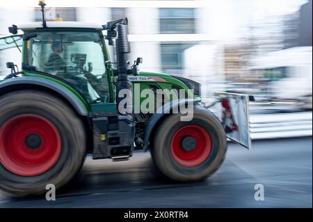 Protestaktionen im Frühjahr 2024 mit Streikaktionen der Bauen und dem Lokführerstreik in dieser Woche kommt es nun am 12.1.2023 in München zu einer weiteren Protestaktion. Der Verband bayrischer Transport- und Logistikunternehmer ruft zu einer Sternfahrt auf einer Kundgebung auf der Theresienwiese. *** Protestaktionen im Frühjahr 2024 mit Streikaktionen der Bauarbeiter und der Zugfahrerstreik in dieser Woche wird es nun in München wieder eine Protestaktion geben am 12 1 2023 ruft der Verband Bayerischer Transport- und Logistikunternehmen zu einer Kundgebung auf der Theresienwiese auf Stockfoto