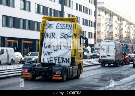 Protestaktionen im Frühjahr 2024 mit Streikaktionen der Bauen und dem Lokführerstreik in dieser Woche kommt es nun am 12.1.2023 in München zu einer weiteren Protestaktion. Der Verband bayrischer Transport- und Logistikunternehmer ruft zu einer Sternfahrt auf einer Kundgebung auf der Theresienwiese. *** Protestaktionen im Frühjahr 2024 mit Streikaktionen der Bauarbeiter und der Zugfahrerstreik in dieser Woche wird es nun in München wieder eine Protestaktion geben am 12 1 2023 ruft der Verband Bayerischer Transport- und Logistikunternehmen zu einer Kundgebung auf der Theresienwiese auf Stockfoto