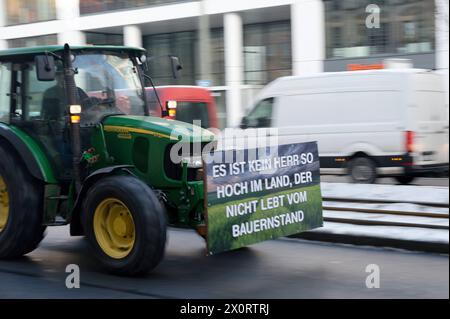 Protestaktionen im Frühjahr 2024 mit Streikaktionen der Bauen und dem Lokführerstreik in dieser Woche kommt es nun am 12.1.2023 in München zu einer weiteren Protestaktion. Der Verband bayrischer Transport- und Logistikunternehmer ruft zu einer Sternfahrt auf einer Kundgebung auf der Theresienwiese. *** Protestaktionen im Frühjahr 2024 mit Streikaktionen der Bauarbeiter und der Zugfahrerstreik in dieser Woche wird es nun in München wieder eine Protestaktion geben am 12 1 2023 ruft der Verband Bayerischer Transport- und Logistikunternehmen zu einer Kundgebung auf der Theresienwiese auf Stockfoto