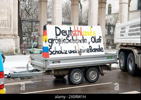 Bauernproteste Traktoren n München auf der Leopoldstraße: Deutschland. Die Bauern radikalisieren sich. mit Plakaten zur Bundesregierung. *** Bauern protestieren Traktoren in München auf Deutschlands Leopoldstraße Bauern radikalisieren sich mit Plakaten über den Bund Stockfoto