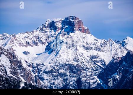 Schneebedeckte Hänge der alpinen Dolomitenlandschaft rund um den Giau Pass im Winter, den schneebedeckten Gipfel der Croda Rossa dAmpezzo in der Ferne. Cortina Stockfoto