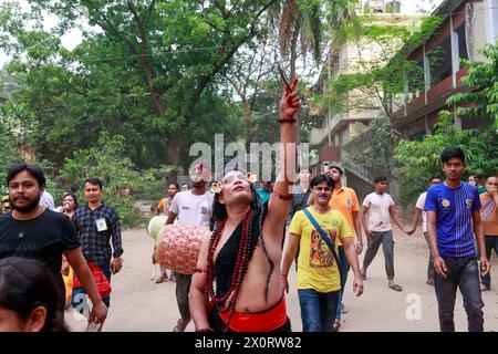 Dhaka, Bangladesch. April 2024. 13. April 2024 – Dhaka, Bangladesch – Ein Mann, der wie Shiva verkleidet ist, tanzt zusammen mit Gläubigen während eines Hundu-Rituals namens Charak Puja im alten Dhaka, Bangladesch. Foto: Suvra Kanti das/ABACAPRESS.COM Credit: Abaca Press/Alamy Live News Stockfoto