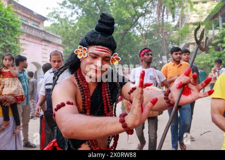 Dhaka, Bangladesch. April 2024. 13. April 2024 – Dhaka, Bangladesch – Ein Mann, der wie Shiva verkleidet ist, tanzt zusammen mit Gläubigen während eines Hundu-Rituals namens Charak Puja im alten Dhaka, Bangladesch. Foto: Suvra Kanti das/ABACAPRESS.COM Credit: Abaca Press/Alamy Live News Stockfoto