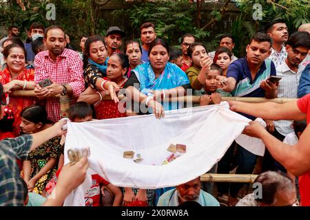 Dhaka, Bangladesch. April 2024. 13. April 2024 - Dhaka, Bangladesch - Bangladesch - die Hindu spenden Geld, wenn sie an einer rituellen Aktivität namens Charak Puja im alten Dhaka, Bangladesch, teilnehmen. Foto: Suvra Kanti das/ABACAPRESS.COM Credit: Abaca Press/Alamy Live News Stockfoto