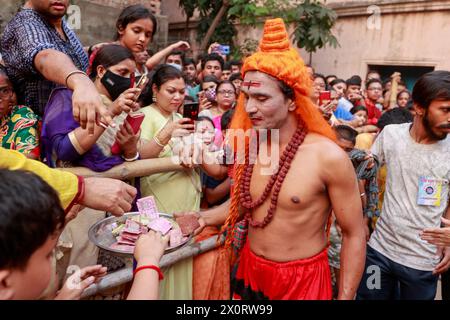 Dhaka, Bangladesch. April 2024. 13. April 2024 - Dhaka, Bangladesch - Bangladesch - die Hindu spenden Geld, wenn sie an einer rituellen Aktivität namens Charak Puja im alten Dhaka, Bangladesch, teilnehmen. Foto: Suvra Kanti das/ABACAPRESS.COM Credit: Abaca Press/Alamy Live News Stockfoto