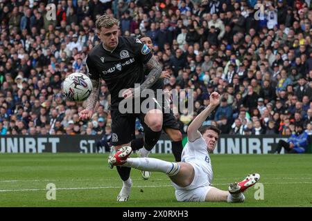 Leeds, Großbritannien. April 2024. Sam Byram von Leeds United setzt Sammie Szmodics von Blackburn Rovers während des Sky Bet Championship Matches Leeds United gegen Blackburn Rovers in der Elland Road, Leeds, Großbritannien, 13. April 2024 (Foto: James Heaton/News Images) in Leeds, Großbritannien, 13. April 2024. (Foto: James Heaton/News Images/SIPA USA) Credit: SIPA USA/Alamy Live News Stockfoto