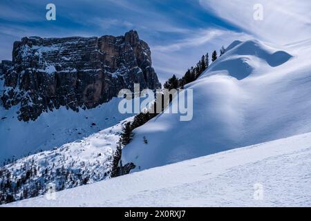 Schneebedeckte Hänge der alpinen Dolomitenlandschaft rund um den Giau Pass im Winter, die schneebedeckten Gipfel der Ponta Lastoi de Forin in der Ferne. Corti Stockfoto