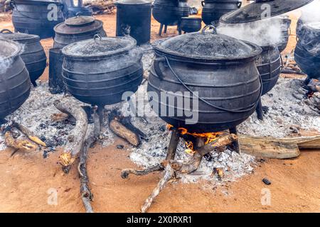 3-beinige Kochtöpfe, die für eine traditionelle Veranstaltung kochen, Outdoor-Küche afrika Stockfoto