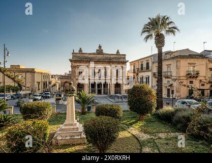 Piazza 16 Maggio in der barocken Stadt Noto mit dem Tina di Lorenzo Theater; Provinz Syrakus, Sizilien, Italien Stockfoto