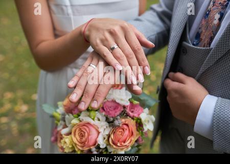 Foto: Braut und Bräutigam halten Hände im Freien Stockfoto