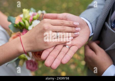 Foto: Braut und Bräutigam halten Hände im Freien Stockfoto