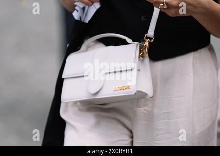 Mailand, Italien - 14. Juni 2023: Frau trägt Jacquemus-Tasche, Details des Mode-Bloggers Stockfoto