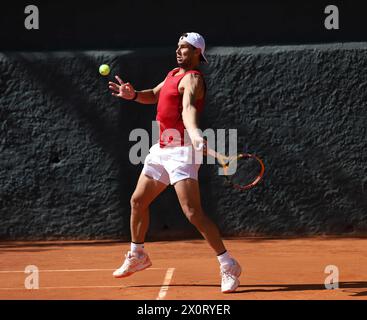 Sabadell, Barcelona, Spanien. April 2024. RAFAEL NADAL (Spanien) sorgt am 1. Tag des Barcelona Open Banc Sabadell Godo im Freundschaftsspiel gegen A. Rublev (Russland) für Spitzenspur. (Kreditbild: © Xavi Urgeles/ZUMA Press Wire) NUR REDAKTIONELLE VERWENDUNG! Nicht für kommerzielle ZWECKE! Stockfoto