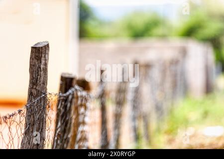 Zaun mit Maschendraht und Holzpfosten Farm in afrika Stockfoto