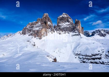 Die Gipfel des Tre Cime di Lavaredo und die schneebedeckte alpine Dolomitenlandschaft im Winter, vom Monte Campedele im Tre Cime Naturpark aus gesehen. Misurina Stockfoto
