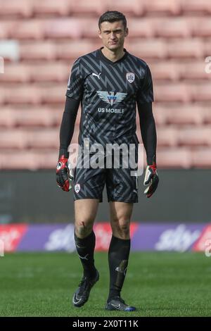 Liam Roberts aus Barnsley während des Spiels Barnsley gegen Reading in Oakwell, Barnsley, Großbritannien, 13. April 2024 (Foto: Alfie Cosgrove/News Images) Stockfoto